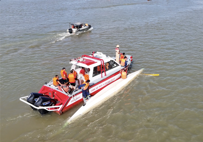 Các vận động viên đều được đưa vào bờ an toàn
