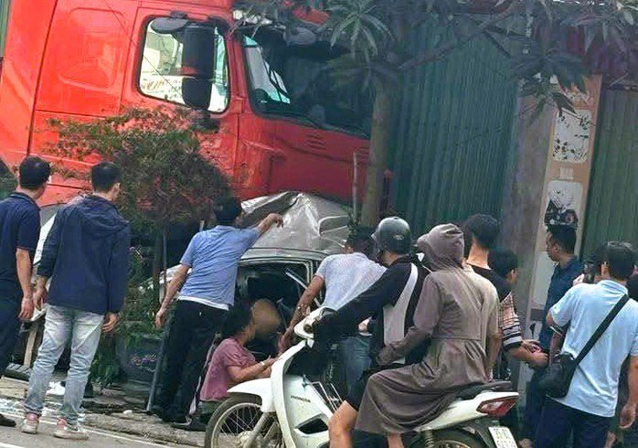 Hiện trường vụ tai nạn giao thông giữa xe đầu kéo và xe ô tô con khiến 1 người dân ngồi bên đường tử vong. Ảnh: D.A.