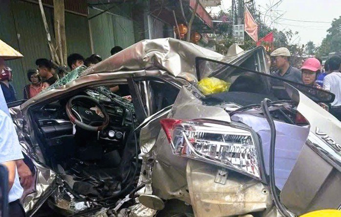 Ô tô con bị vò nát sau tai nạn khiến 2 người trong ô tô bị thương