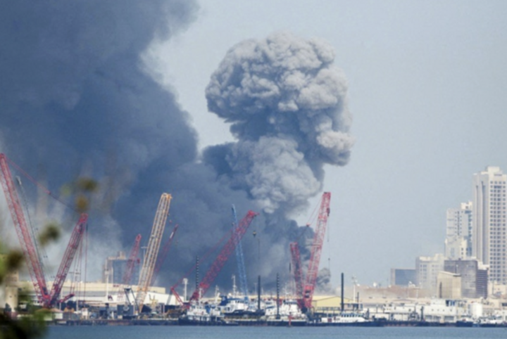 Khói bốc lên trời sau những tiếng nổ lớn ở Manama, Bahrain.