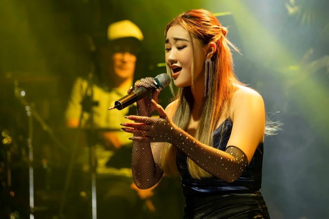 Với lợi thế chiều cao 1,74m, đôi chân dài cùng vóc dáng nóng bỏng, người đẹp 8X từng giành danh hiệu Người đẹp tài năng khi tham gia cuộc thi Hoa hậu Hữu nghị Việt - Trung năm 2006. Năm 2009, cô bất ngờ chuyển sang lĩnh vực ca hát. Người đẹp từng ra mắt các ca khúc: "Khi xa nhau", "Vô vọng","Đêm qua em mơ thấy anh"...