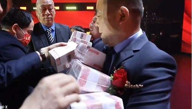 Được thành lập vào năm 2002, công ty này sản xuất và cho thuê cần trục tại hơn 130 quốc gia.