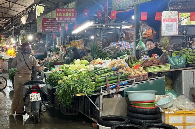 Sau Tết, nhiều người dân ưu tiên lựa chọn rau củ cho bữa cơm gia đình. Ảnh: Đan Tâm.