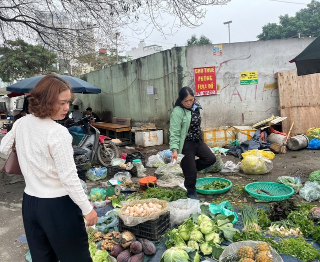 Các tiểu thương cho biết sức mua rau củ tăng rõ rệt những ngày vừa qua. Ảnh: Đan Tâm.
