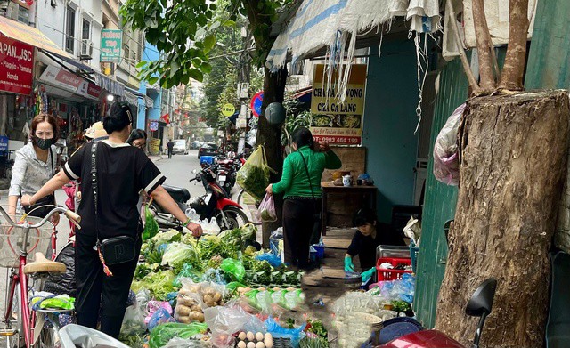 Cửa hàng rau xanh đông khách trong những ngày sau Tết. Ảnh: Đan Tâm.