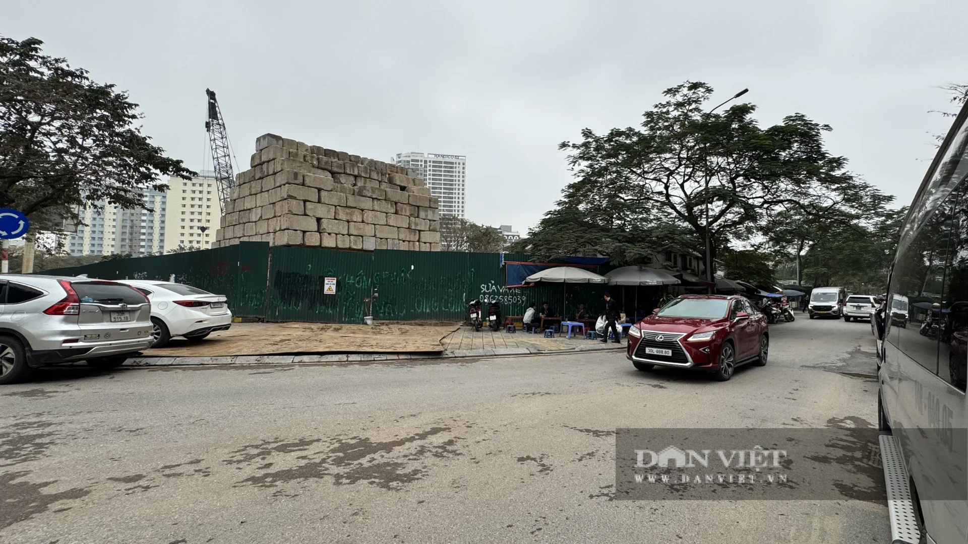 Khu "đất vàng" rộng hơn 5.000 m2 của Vietcombank vẫn trong tình trạng&nbsp;“cửa đóng, then cài”. Ảnh: Anh Văn