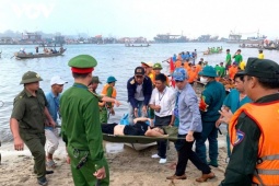 Lật ghe khi đi xem đua ghe tại lễ hội cầu ngư ở Huế làm 2 người tử vong