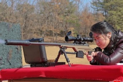 Con gái ông Kim Jong-un khai hỏa súng bắn tỉa