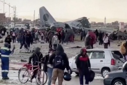 Máy bay chở đầy tiền mặt rơi trên đường cao tốc