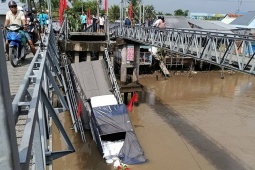 Ôtô chở gạo làm sập cầu ở Cần Thơ
