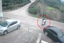 Clip: Hãi hùng hai cô gái phóng xe ra khỏi nhà lao thẳng xuống bụi cây bên đường