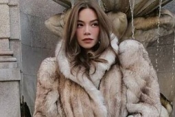 Hồ Ngọc Hà diện style giấu quần khoe chân trên phố Italy