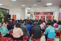 Giá vàng hôm nay mới nhất (28/2) tăng khủng khiếp: Người mua xếp hàng đông kín nhà vàng từ sáng sớm