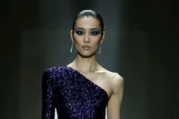 'Siêu mẫu đắt giá nhất Trung Quốc' diễn váy xẻ tới eo