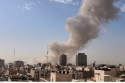 Loạt vụ nổ lớn rung chuyển thủ đô Tehran khi Israel - Mỹ tập kích Iran