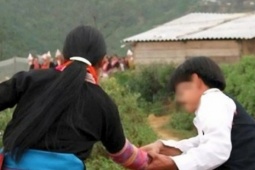 Hai nữ sinh lớp 8 bị “bắt" về làm vợ trong đêm