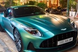Siêu xe Aston Martin DB12 ở Hà Nội tiền trang bị bằng chiếc Mercedes-Benz C 300