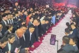 Clip: Sếp rải tiền thưởng kín bàn, nhân viên thích lấy bao nhiêu thì lấy