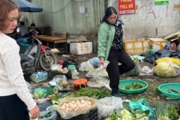 Hết Tết, người dân 'giải ngấy': Rau xanh đắt hàng