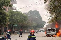 Xe ô tô 16 chỗ đang lưu thông trên phố đông người bất ngờ bốc cháy ngùn ngụt