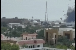 Khoảnh khắc tên lửa Iran tập kích trúng căn cứ hải quân Mỹ ở Bahrain