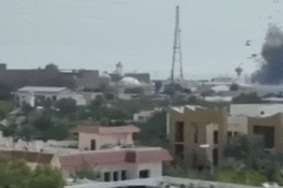 Khoảnh khắc tên lửa Iran tập kích trúng căn cứ hải quân Mỹ ở Bahrain