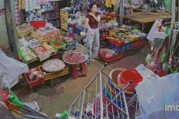 CLIP: Nữ chủ tiệm tạp hóa ngất xỉu sau khi tiếp xúc 2 người lạ