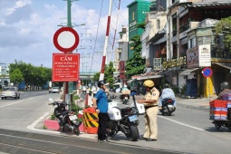 Băng dọc đường ray xe lửa trên đường Phạm Văn Đồng để ‘cho nhanh’, nhiều người bị phạt nặng