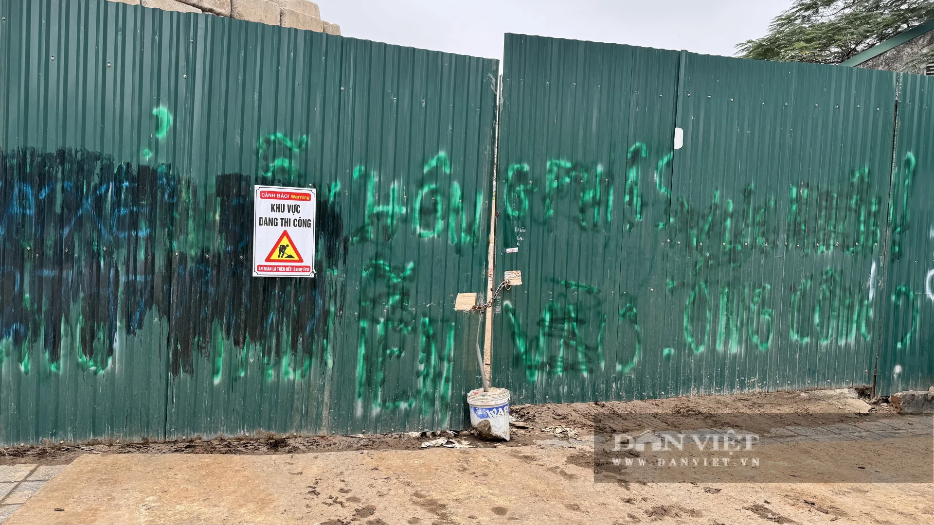 Khu "đất vàng" rộng hơn 5.000 m2 của Vietcombank vẫn trong tình trạng&nbsp;“cửa đóng, then cài”. Ảnh: Anh Văn