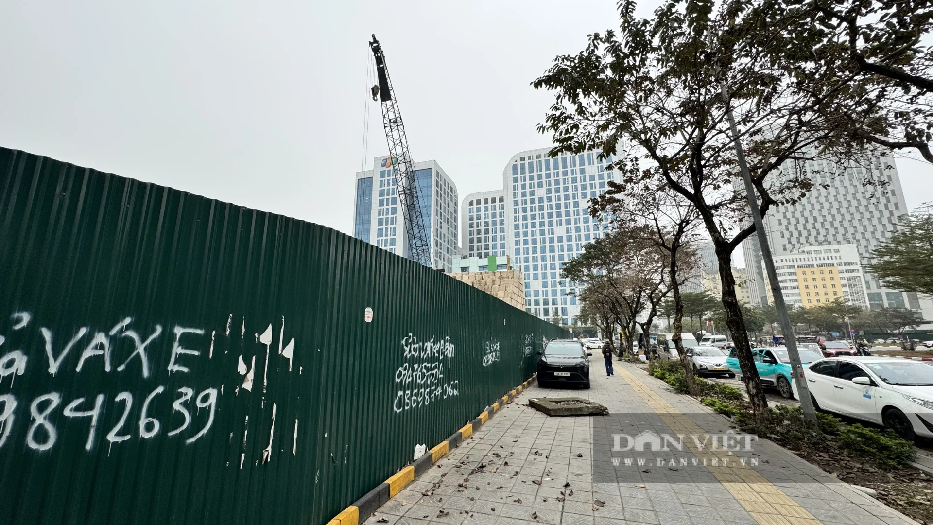 Mặt tiền khu đất tại ngã năm Trần Thái Tông bị quây tôn kín, chi chít quảng cáo. Ảnh: Anh Văn