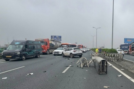 Tai nạn liên hoàn trên cao tốc Pháp Vân - Cầu Giẽ, một ô tô văng qua dải phân cách