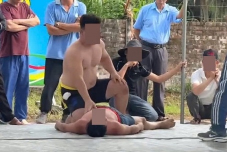 Nam đô vật mất mạng, bùng nổ tranh cãi nên bỏ hay tiếp tục vật hội làng