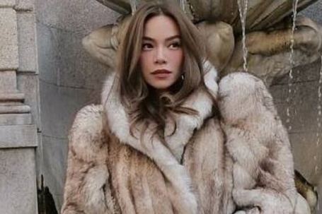 Hồ Ngọc Hà diện style giấu quần khoe chân trên phố Italy