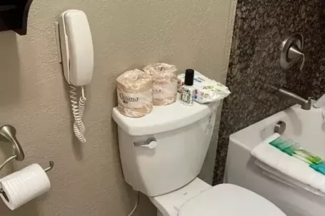 Lý do khách sạn hạng sang luôn có điện thoại trong phòng vệ sinh