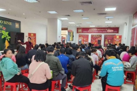 Giá vàng hôm nay mới nhất (28/2) tăng khủng khiếp: Người mua xếp hàng đông kín nhà vàng từ sáng sớm