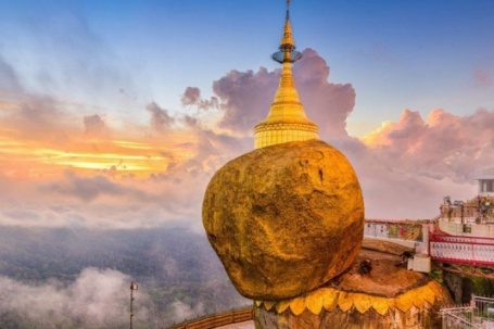 Hòn đá dát vàng khổng lồ chênh vênh trên vách núi cao 1.100m hàng nghìn năm, động đất 7,7 độ richter vẫn không rơi