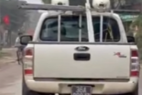 Ô tô biển xanh bị phạt 38 triệu đồng sau phản ánh của người dân