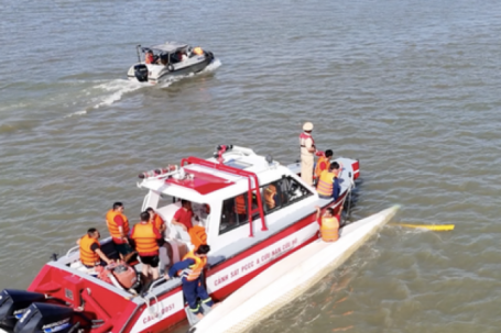 Lật thuyền đua, 12 vận động viên rơi xuống sông Đồng Nai