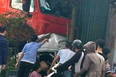 Xe đầu kéo va chạm ô tô con rồi lao lên vỉa hè tông chết người ngồi bên đường