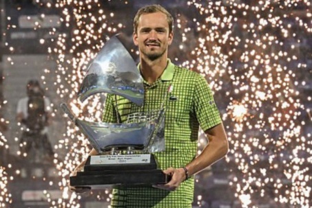 Nóng nhất thể thao sáng 1/3: Đối thủ bỏ cuộc, Medvedev vô địch Dubai Championships