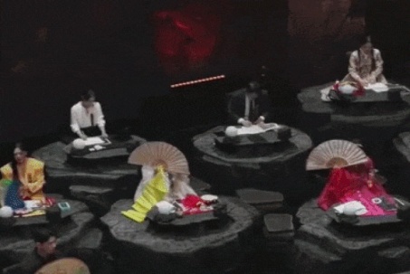 Show về 49 thầy bói phải cúi đầu xin lỗi