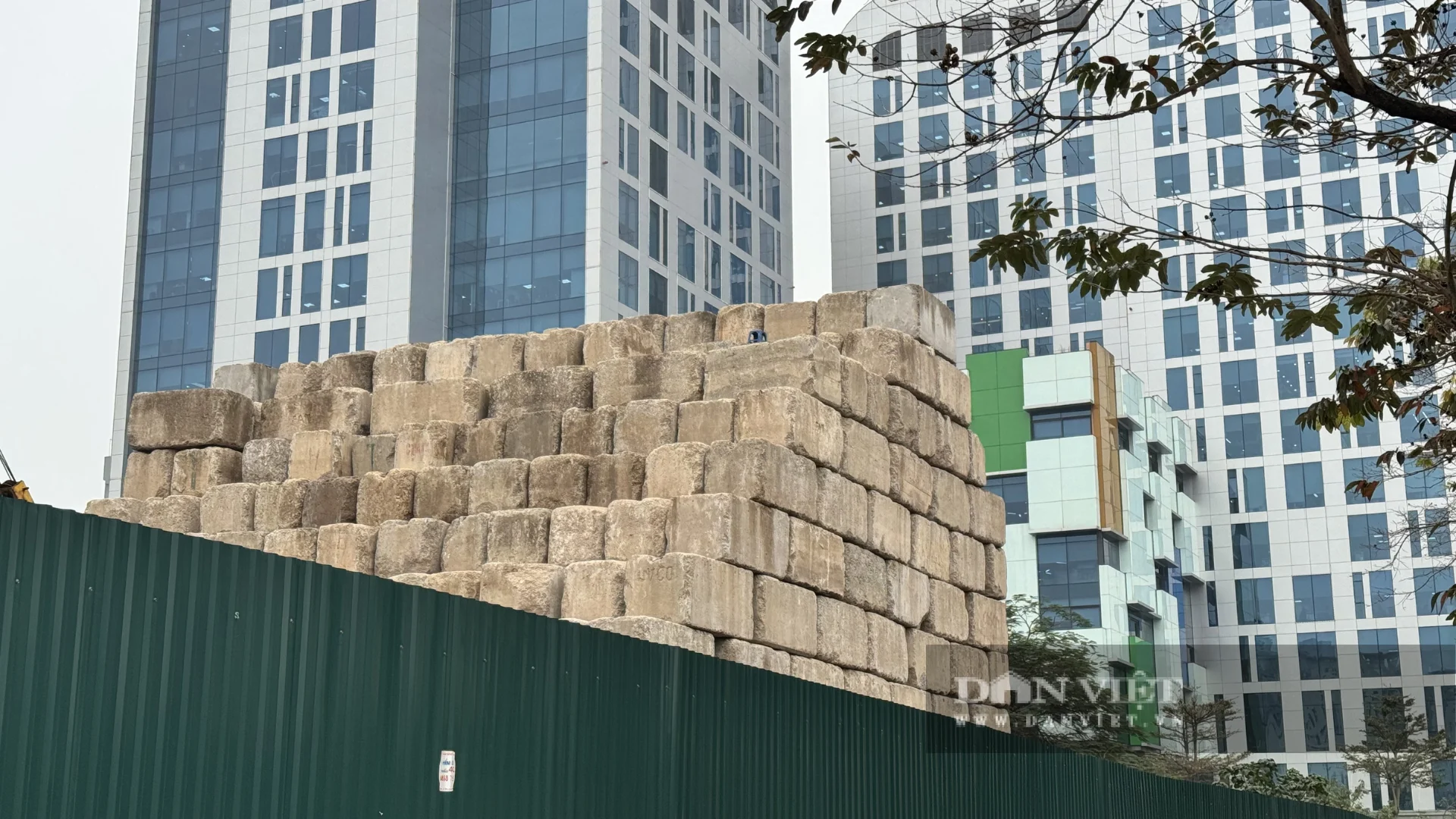 Mặt tiền khu đất tại ngã năm Trần Thái Tông bị quây tôn kín, chi chít quảng cáo. Ảnh: Anh Văn