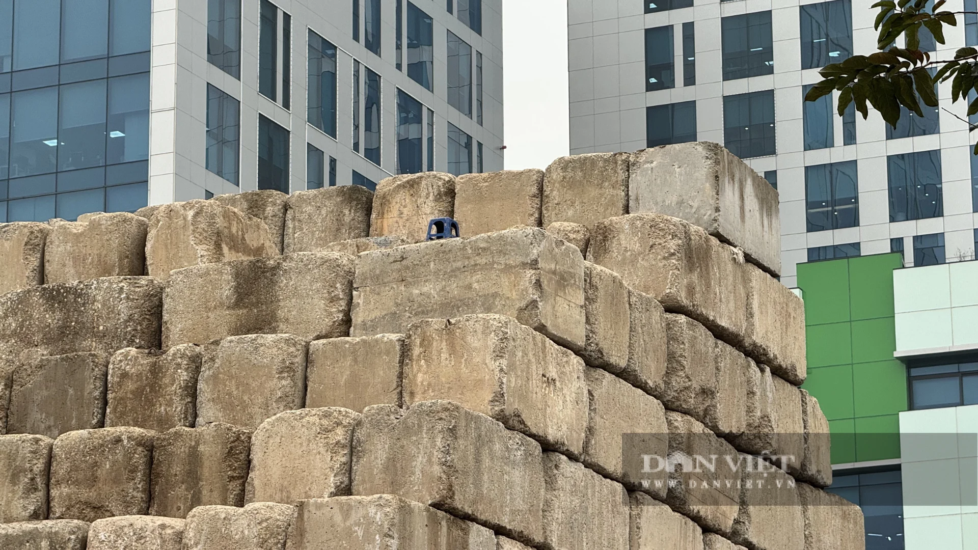 Mặt tiền khu đất tại ngã năm Trần Thái Tông bị quây tôn kín, chi chít quảng cáo. Ảnh: Anh Văn