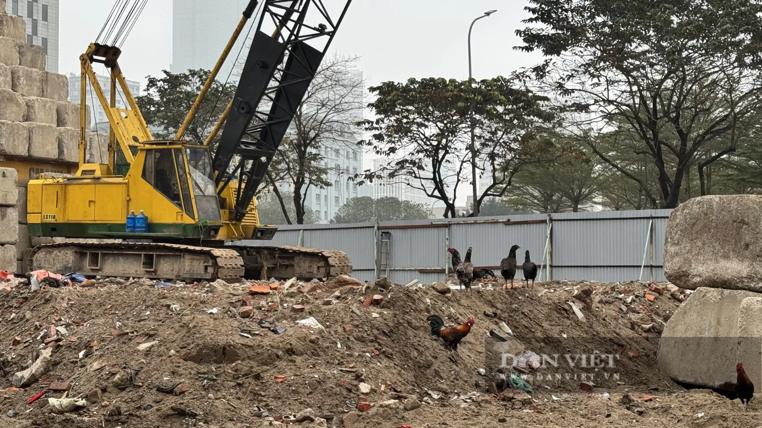 Bên trong khu đất xuất hiện một số máy móc nhưng không ghi nhận bất kỳ hoạt động thi công xây dựng nào.&nbsp;Ảnh: Anh Văn