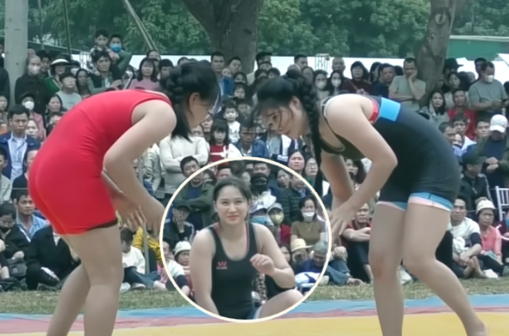 Đặng Thị Linh (trang phục đen) ví là "bông hoa" trên sới vật 