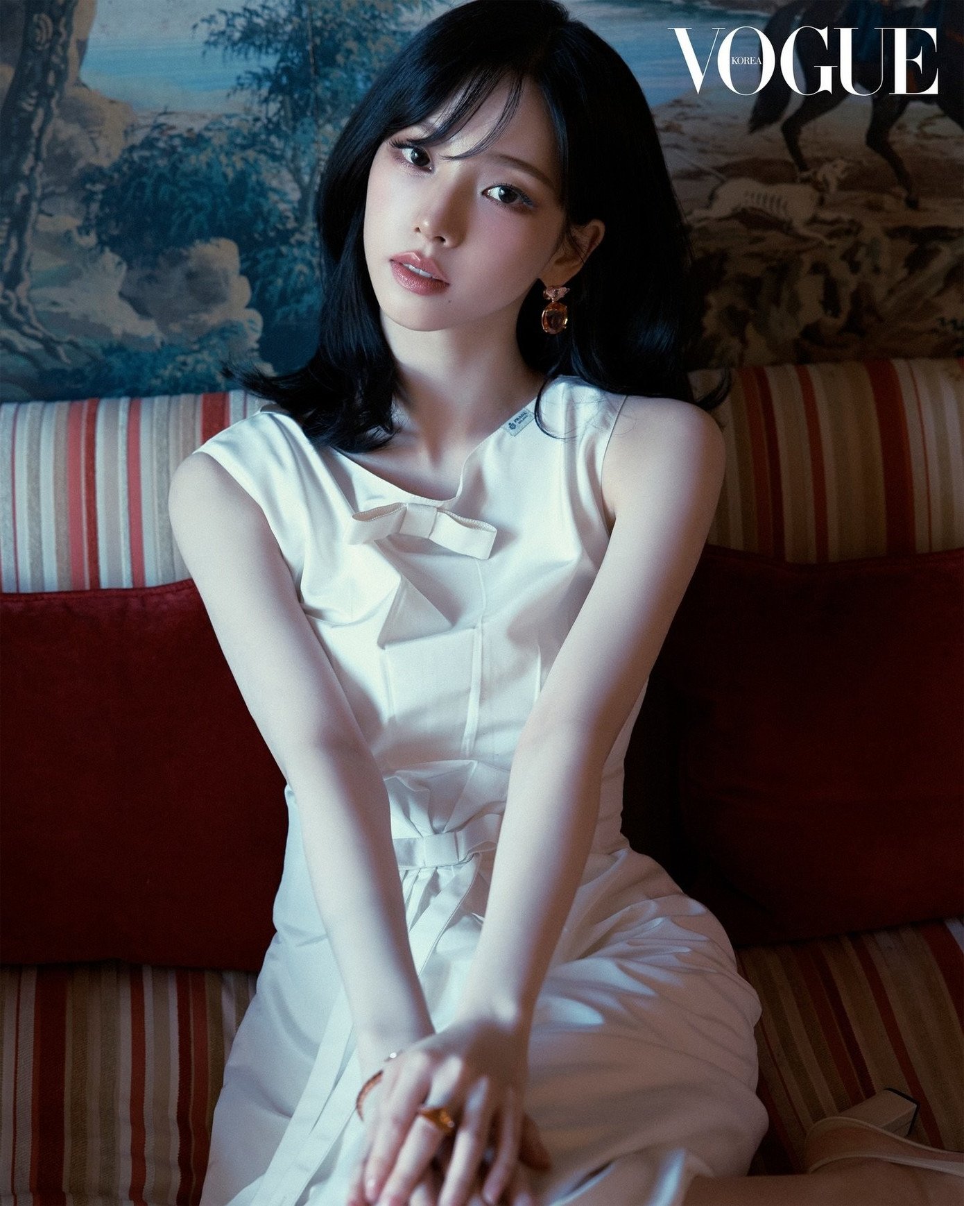 Trong lần thứ 6 dự show, nữ đại sứ người Hàn ghi điểm với phong cách thanh lịch. Cô diện mẫu đầm trắng đính nơ, chưa được ra mắt chính thức của thương hiệu.