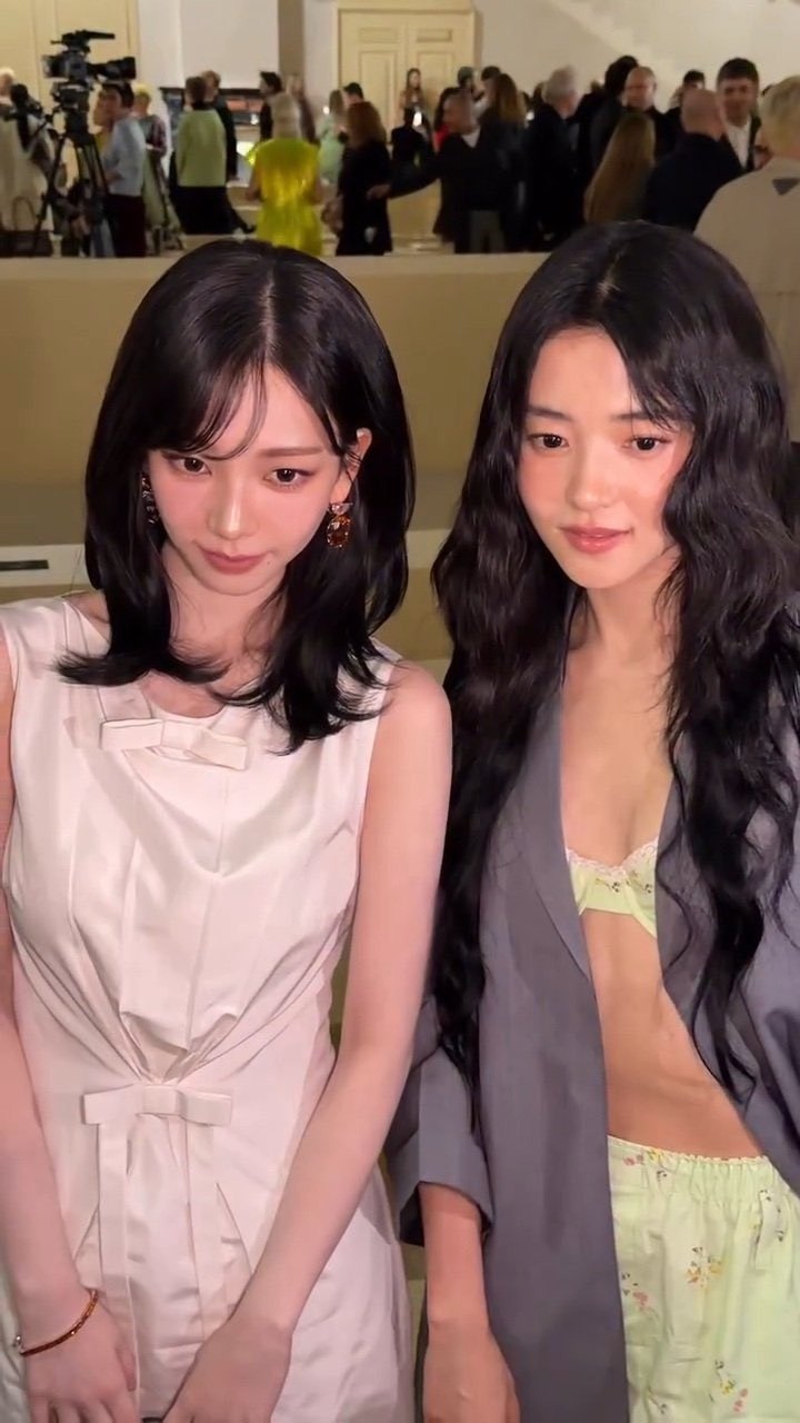 Kim Tae Ri duy trì phong độ thời trang ấn tượng trong ngày trở lại Milan. Nàng thơ xứ Hàn ghi điểm nhờ lối chơi màu đặc sắc, phù hợp với tinh thần táo bạo của nhà mốt. Tại sự kiện chính thức, Karina aespa - Kim Tae Ri có khung hình "gấp đôi visual" gây sốt. Cả hai đều là đại sứ thân thiết của nhà mốt Ý, có phong độ thời trang ổn định.