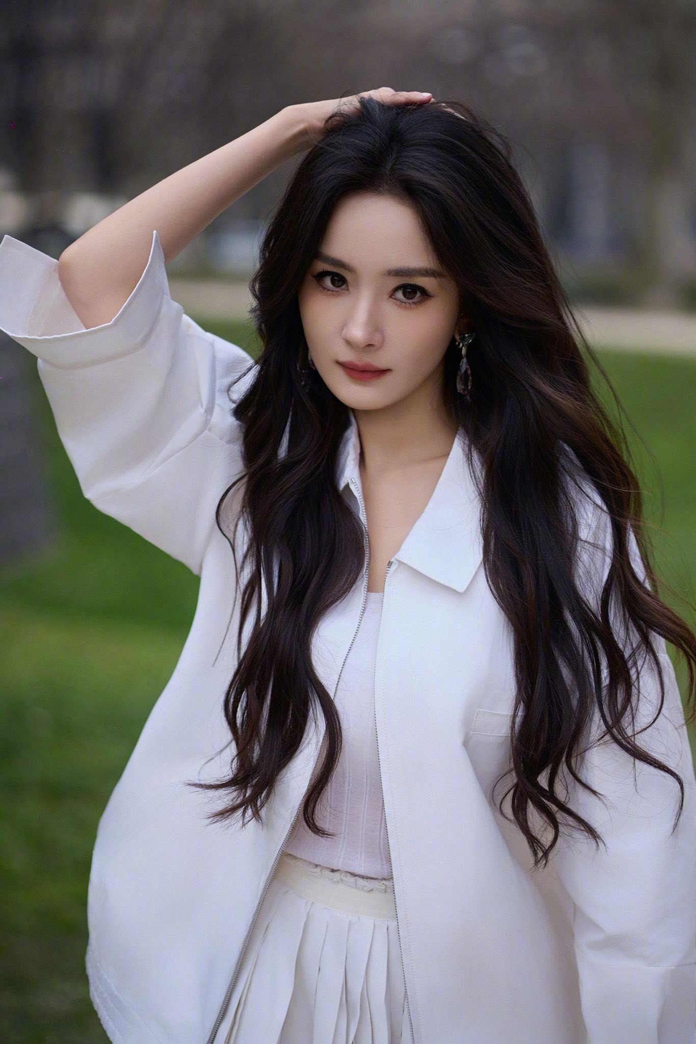 Tương tự Karina, tân đại sứ Prada Dương Mịch chọn tông trắng chủ đạo cho tạo hình chính thức. Bộ trang phục mang tinh thần sang trọng, tinh tế, tôn lên nhan sắc trẻ trung của mỹ nhân C-Biz.