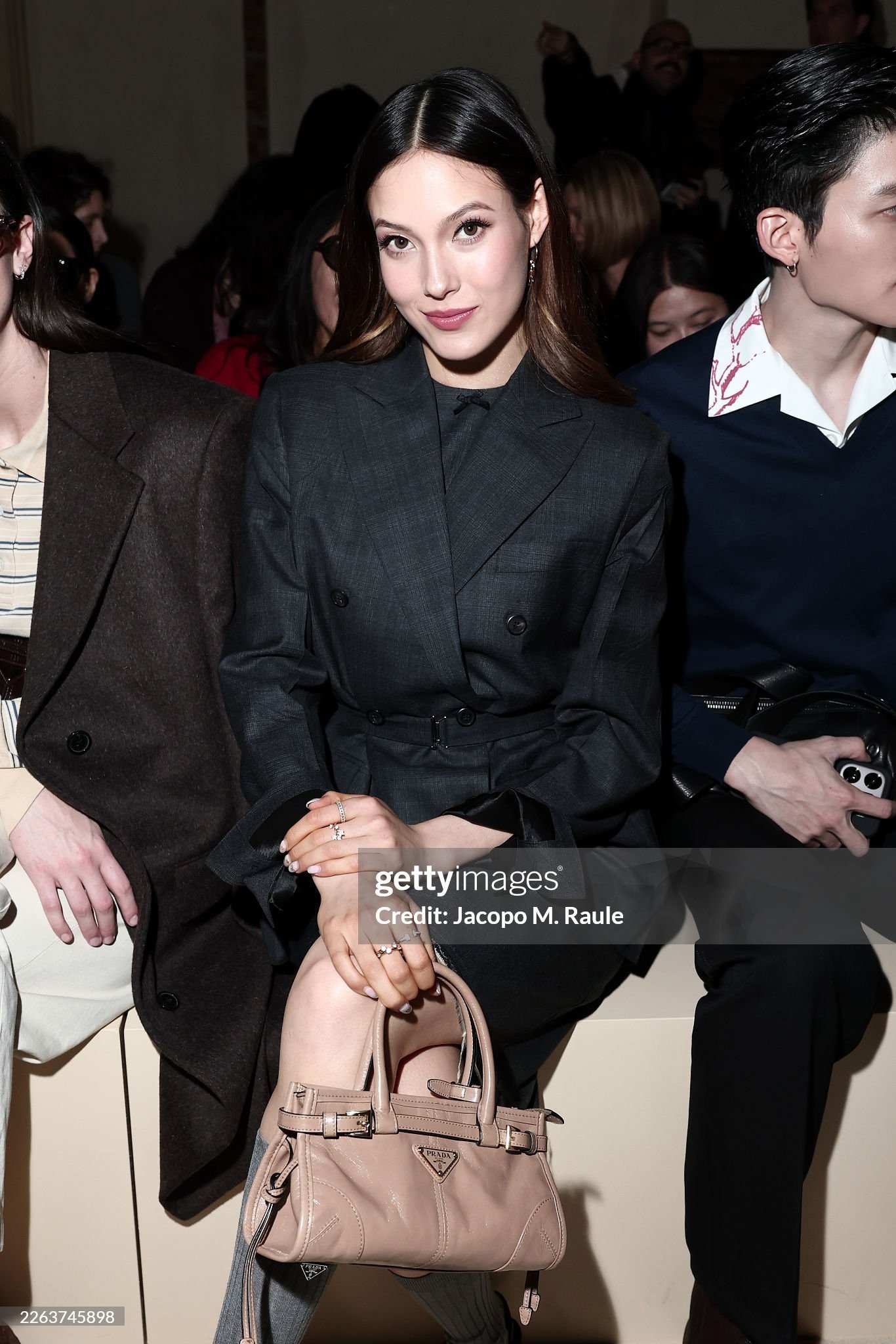 Eileen Gu (Cốc Ái Lăng) dự show Prada sau kỳ Thế vận hội mùa Đông 2026 thành công rực rỡ. "Công chúa tuyết" nổi bật trên hàng ghế đầu trong bộ âu phục xám, tạo điểm nhấn ở cách kết hợp tất cao cổ cùng giày cao gót thời thượng.