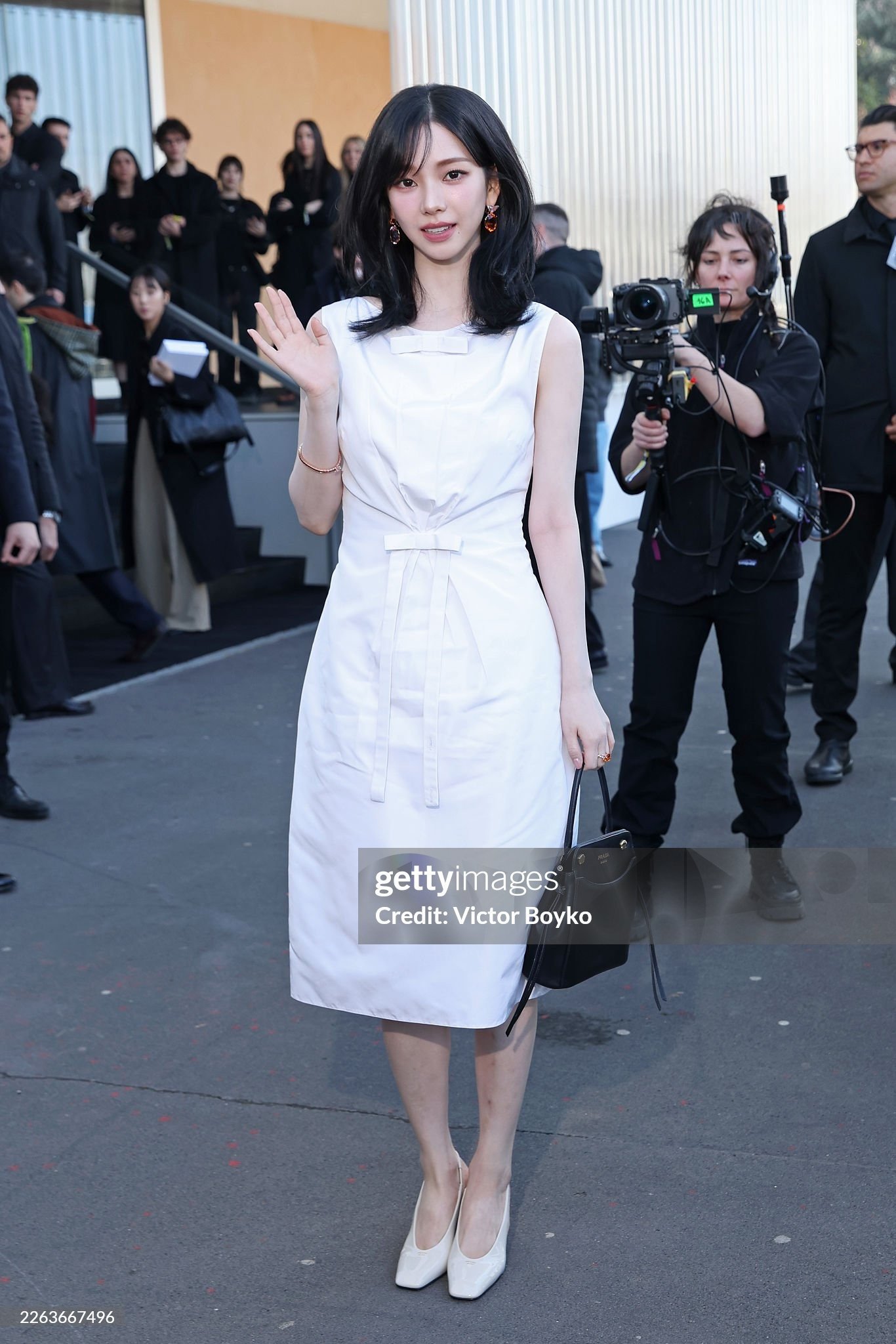 Trong lần thứ 6 dự show, nữ đại sứ người Hàn ghi điểm với phong cách thanh lịch. Cô diện mẫu đầm trắng đính nơ, chưa được ra mắt chính thức của thương hiệu.